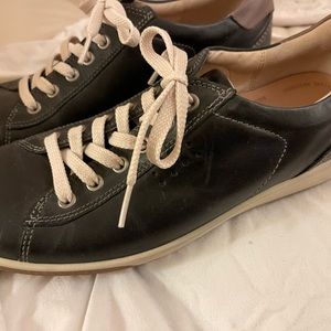 Black sneakers like new